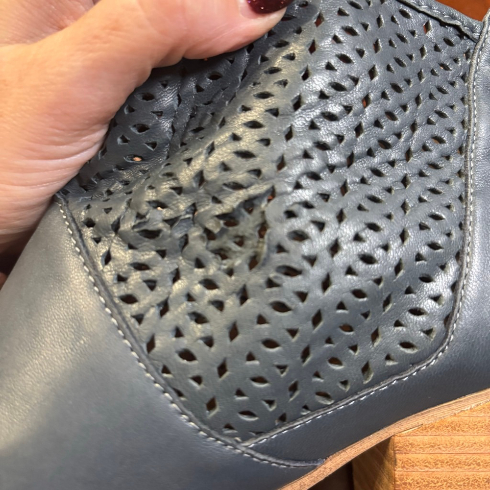 Söfft Leather Cutout Ankle Boots Stacked Heel Zip Booties Size 9M - Picture 11 of 11